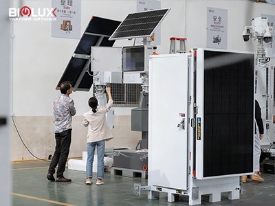 Installatør av amerikansk sikkerhetskamera besøkte BIGLUX Solar Tower og CCTV Kit for Solar Secur...